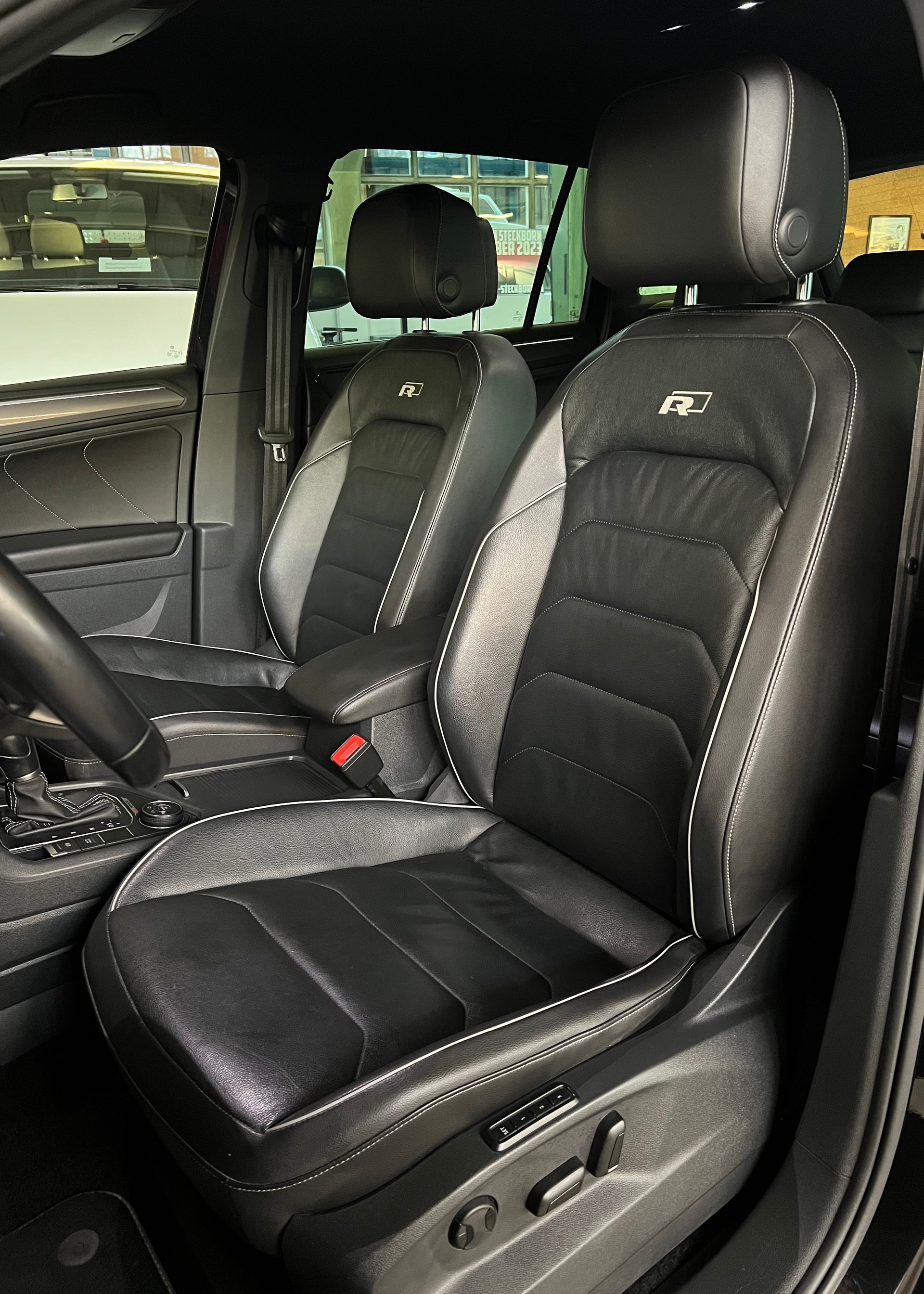 VW Tiguan 2.0TSI Highline 4Motion ***** R-Line Paket ***** DSG-showroom-element-3
