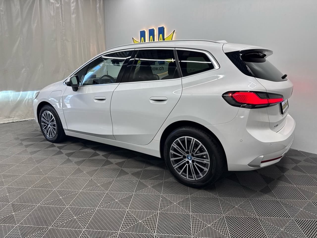 BMW 225e xDrive Active Tourer Luxury Line-showroom-element-1
