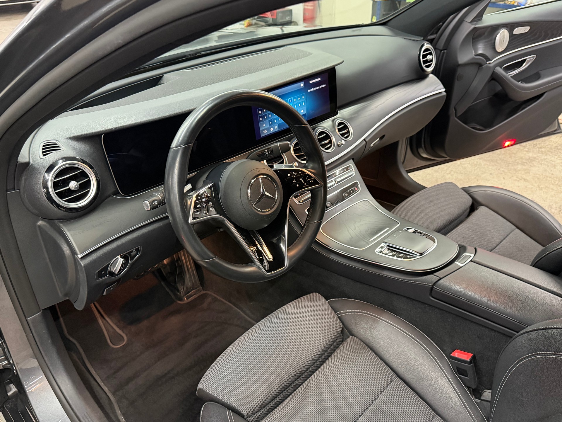 MERCEDES-BENZ E 220 d T 4Matic Swiss Star 9G-Tronic-image-7