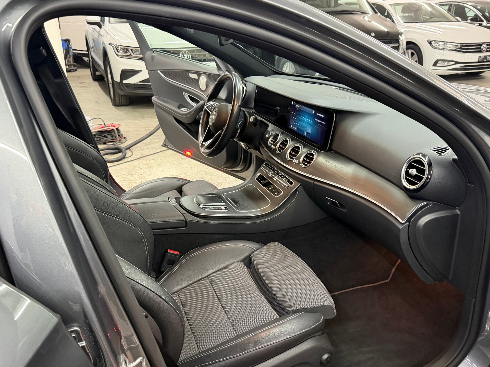 MERCEDES-BENZ E 220 d T 4Matic Swiss Star 9G-Tronic-image-13