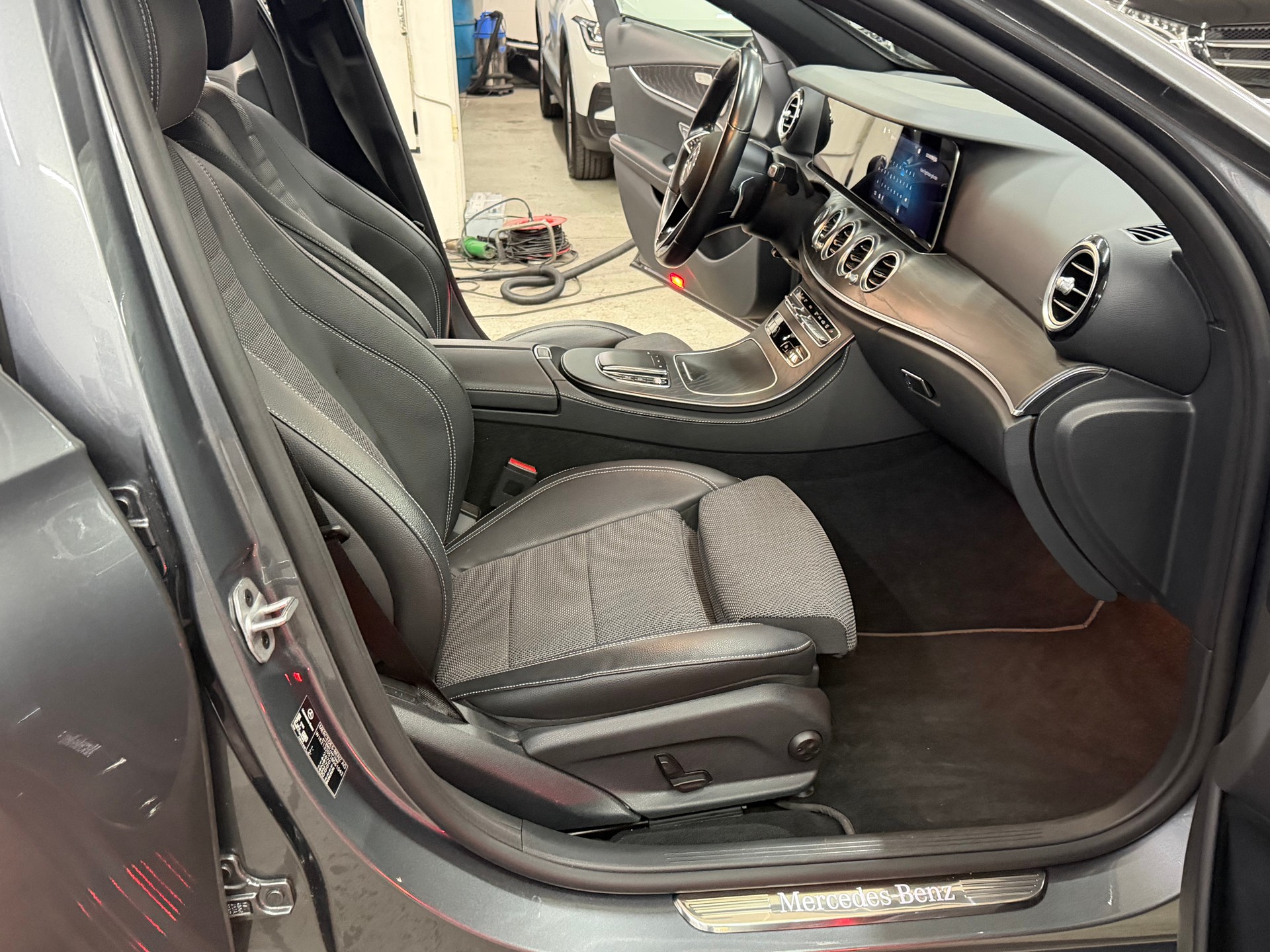 MERCEDES-BENZ E 220 d T 4Matic Swiss Star 9G-Tronic-image-12
