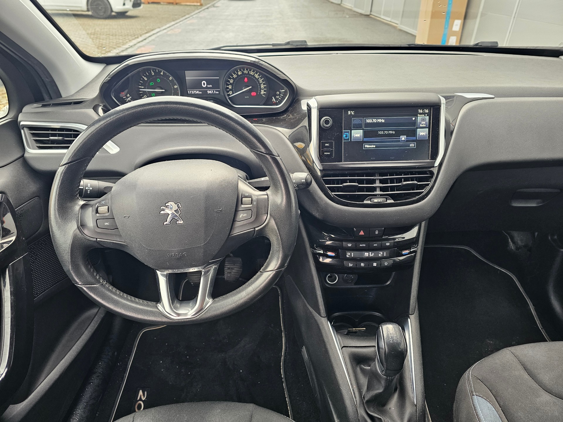 PEUGEOT 208 1.6 VTI Allure-image-12