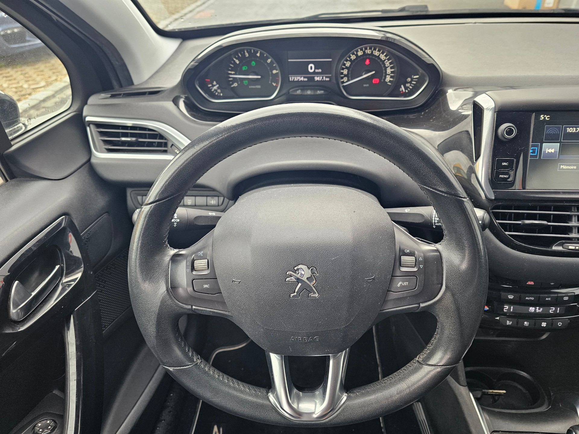 PEUGEOT 208 1.6 VTI Allure-image-13