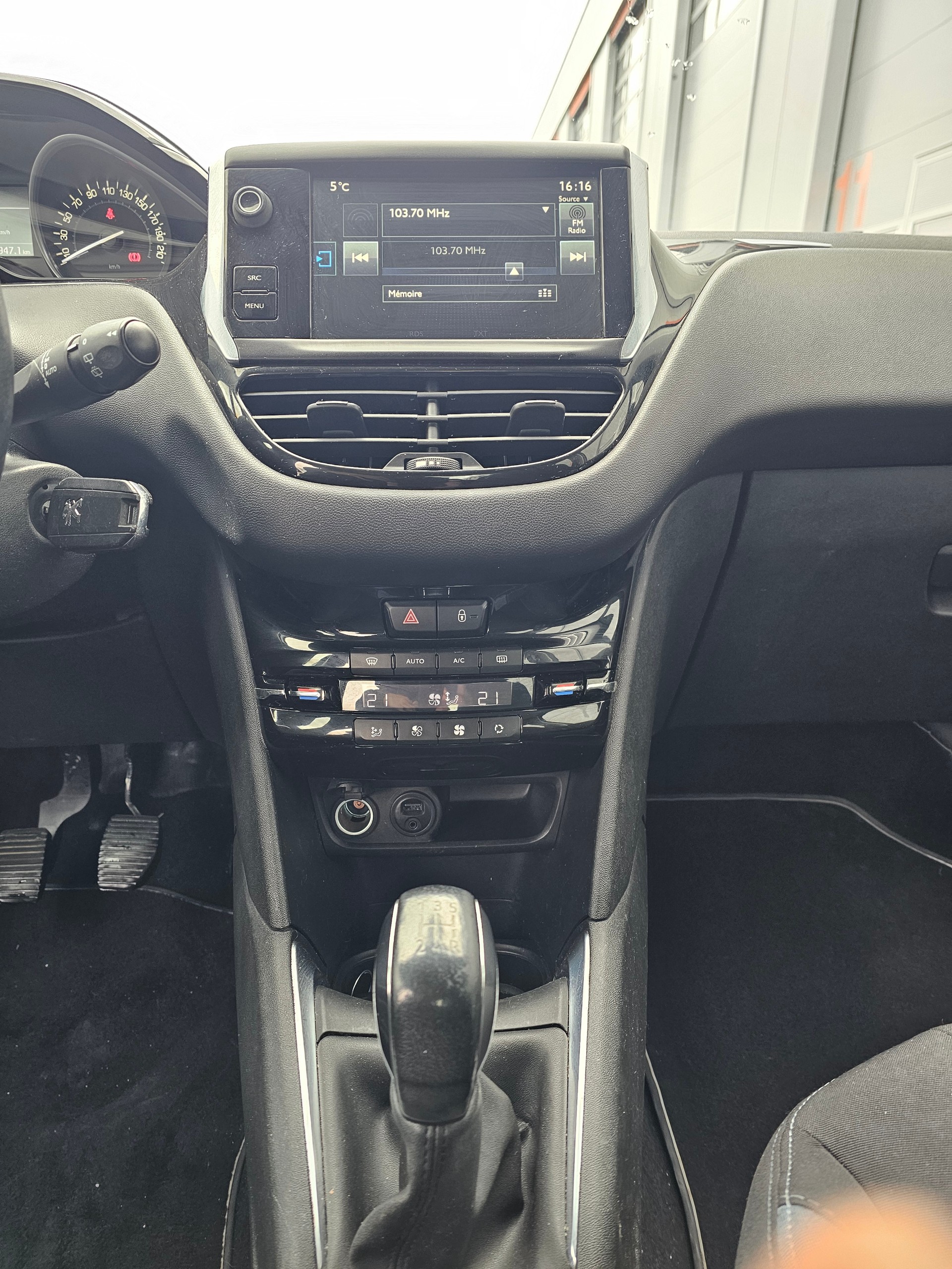 PEUGEOT 208 1.6 VTI Allure-image-14