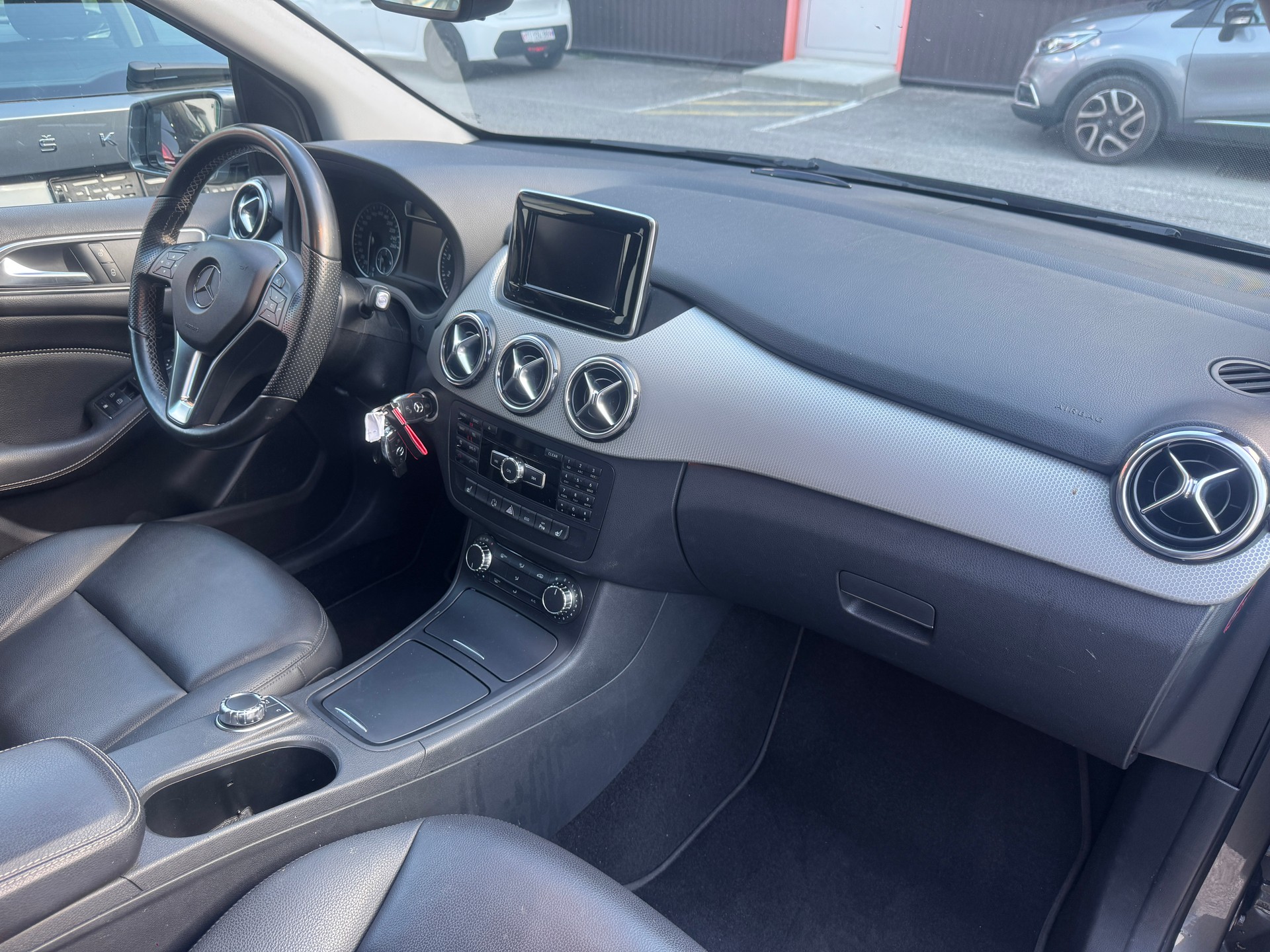 MERCEDES-BENZ B 180 7G-DCT-image-5