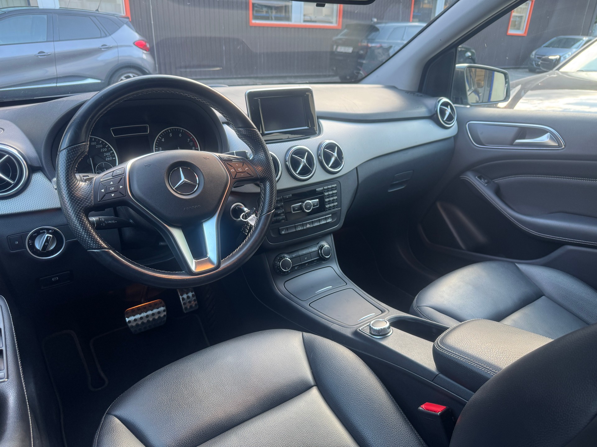 MERCEDES-BENZ B 180 7G-DCT-image-6