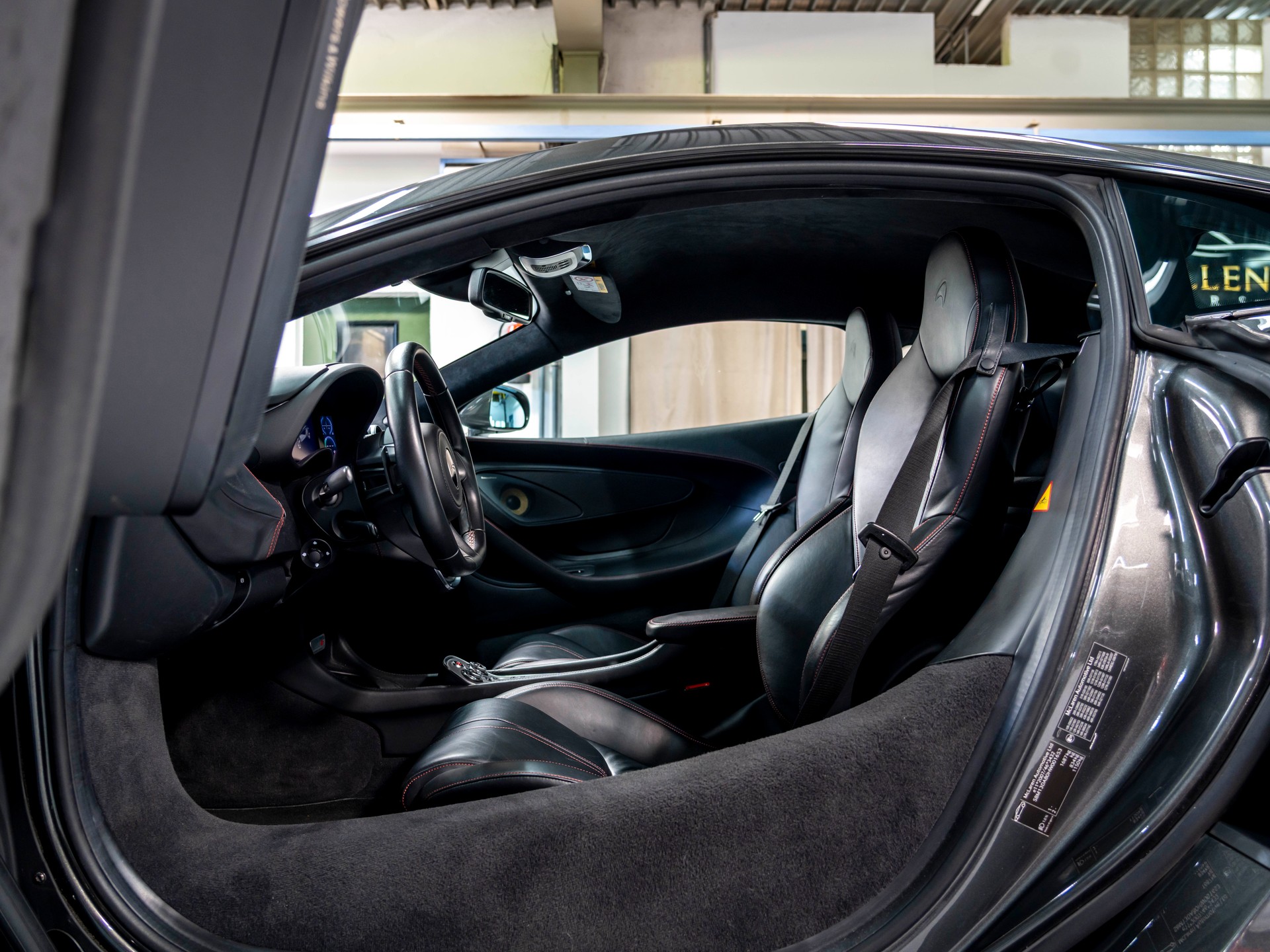 McLAREN 570S Coupé 3.8 V8 SSG-image-15