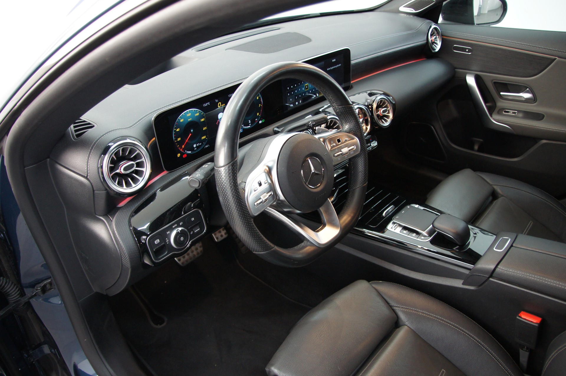 MERCEDES-BENZ CLA 200 AMG Line-image-8