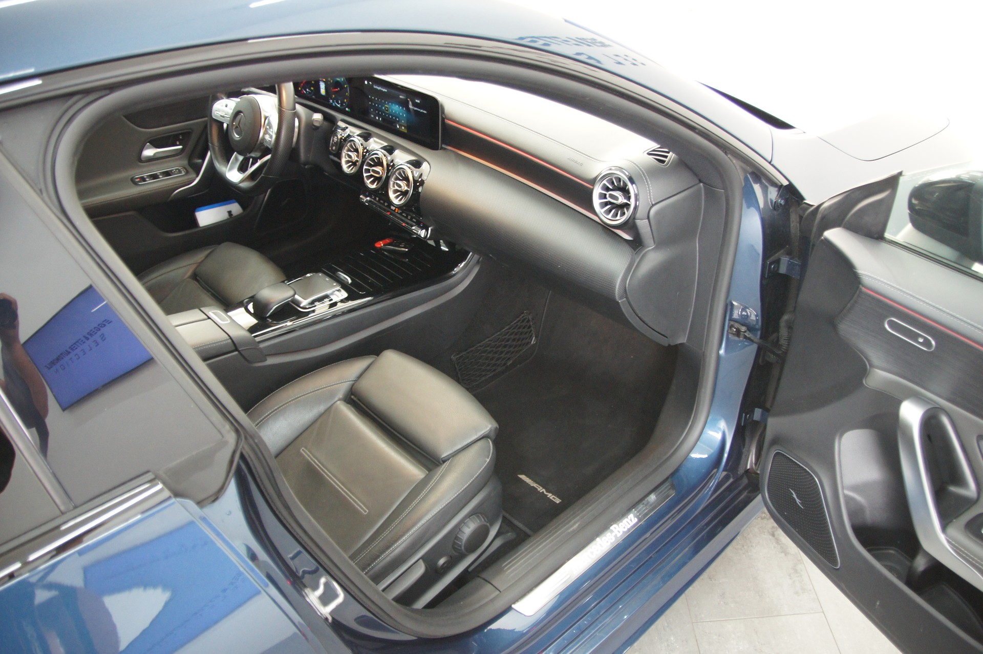 MERCEDES-BENZ CLA 200 AMG Line-image-12