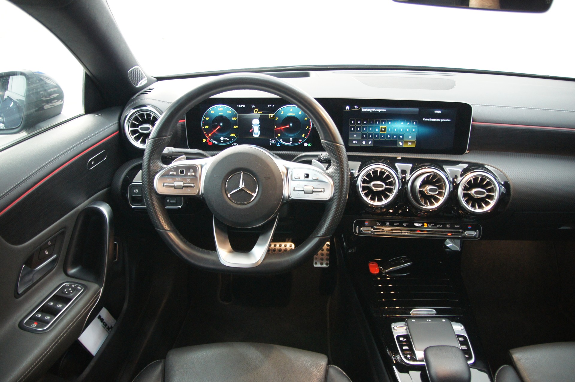 MERCEDES-BENZ CLA 200 AMG Line-image-9