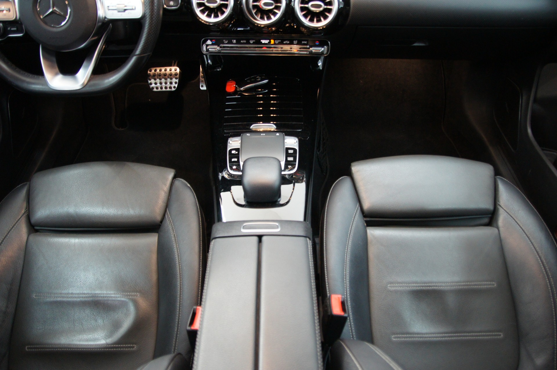 MERCEDES-BENZ CLA 200 AMG Line-image-11
