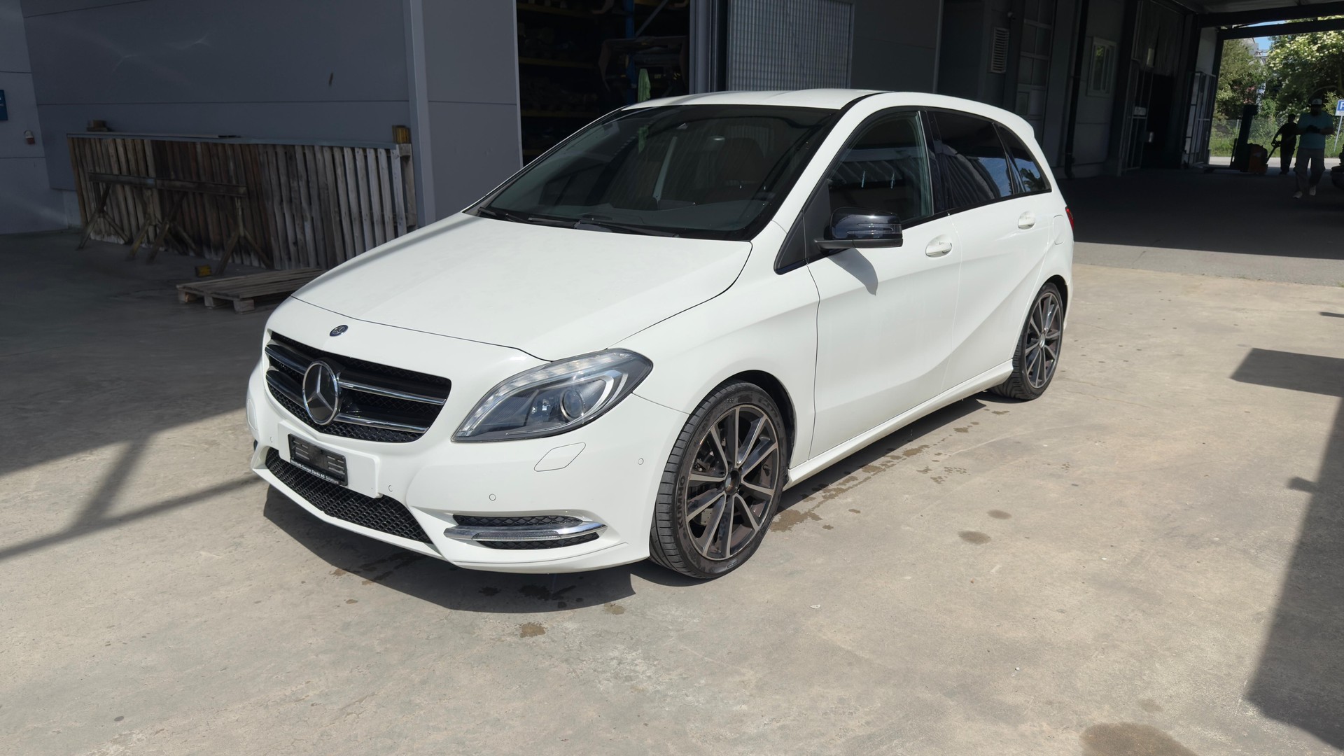 MERCEDES-BENZ B 220 4Matic 7G-DCT-image-2