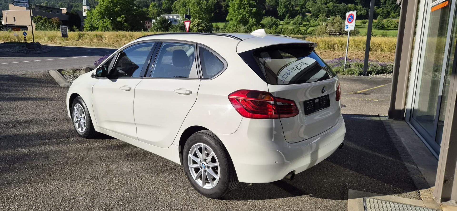 BMW 220i Active Tourer Steptronic-image-2