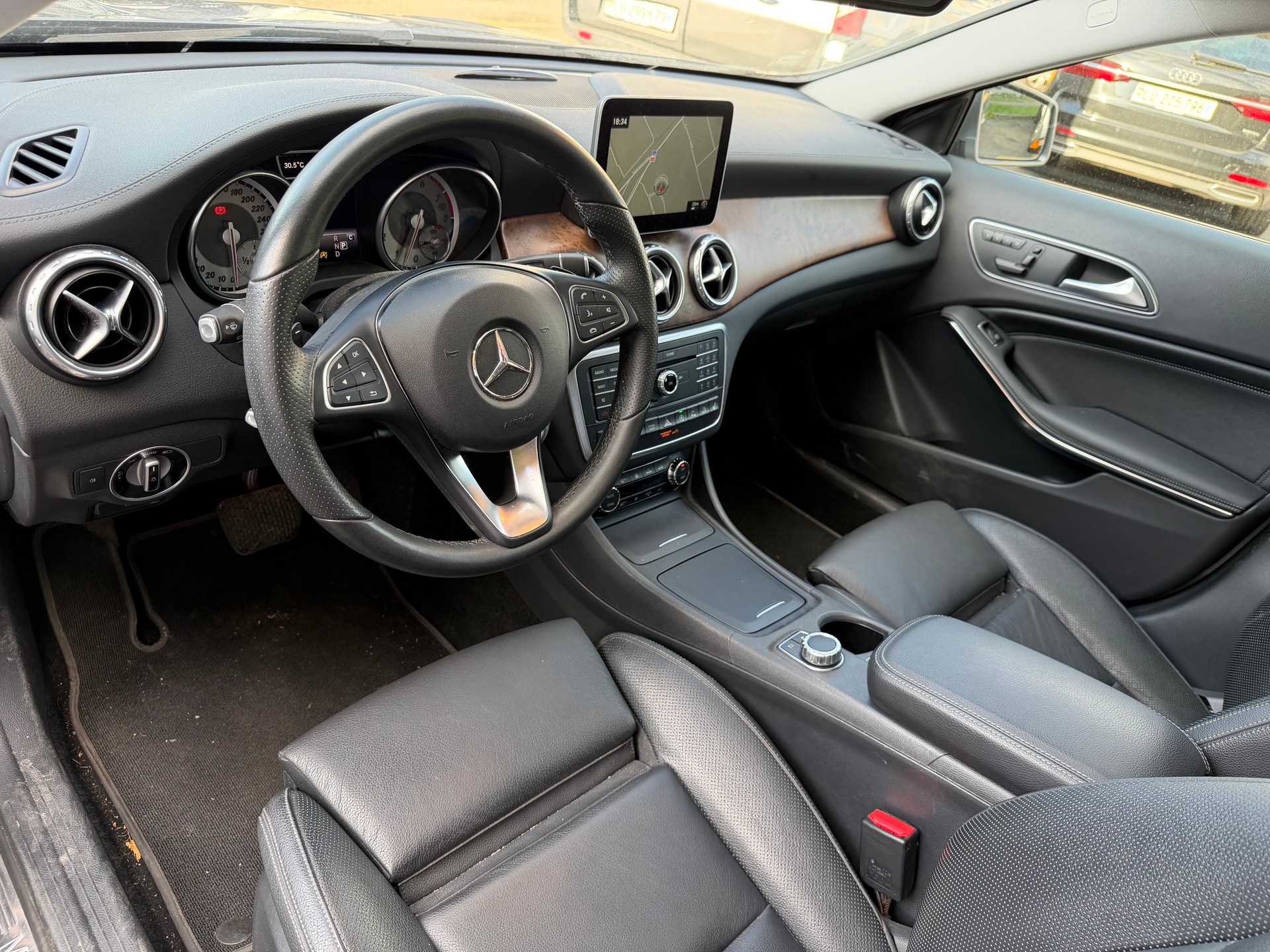 MERCEDES-BENZ GLA 250 Style 4Matic 7G-DCT-image-12