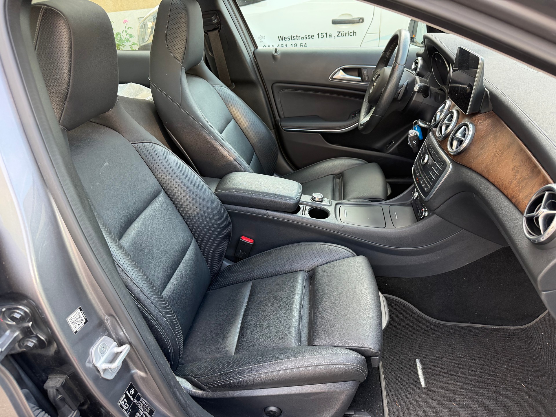 MERCEDES-BENZ GLA 250 Style 4Matic 7G-DCT-image-6
