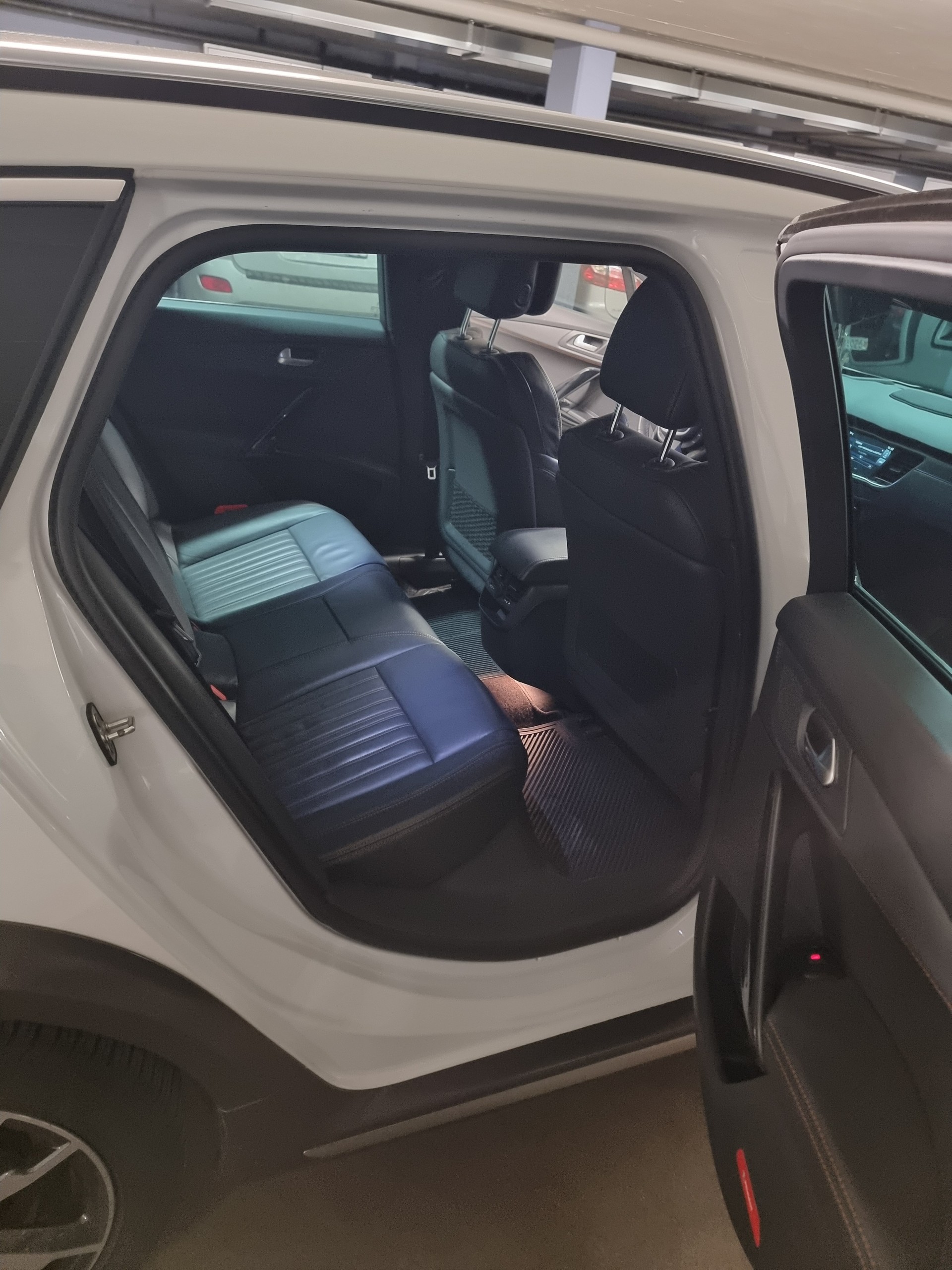 PEUGEOT 2.0 HDi HYbrid4-image-1