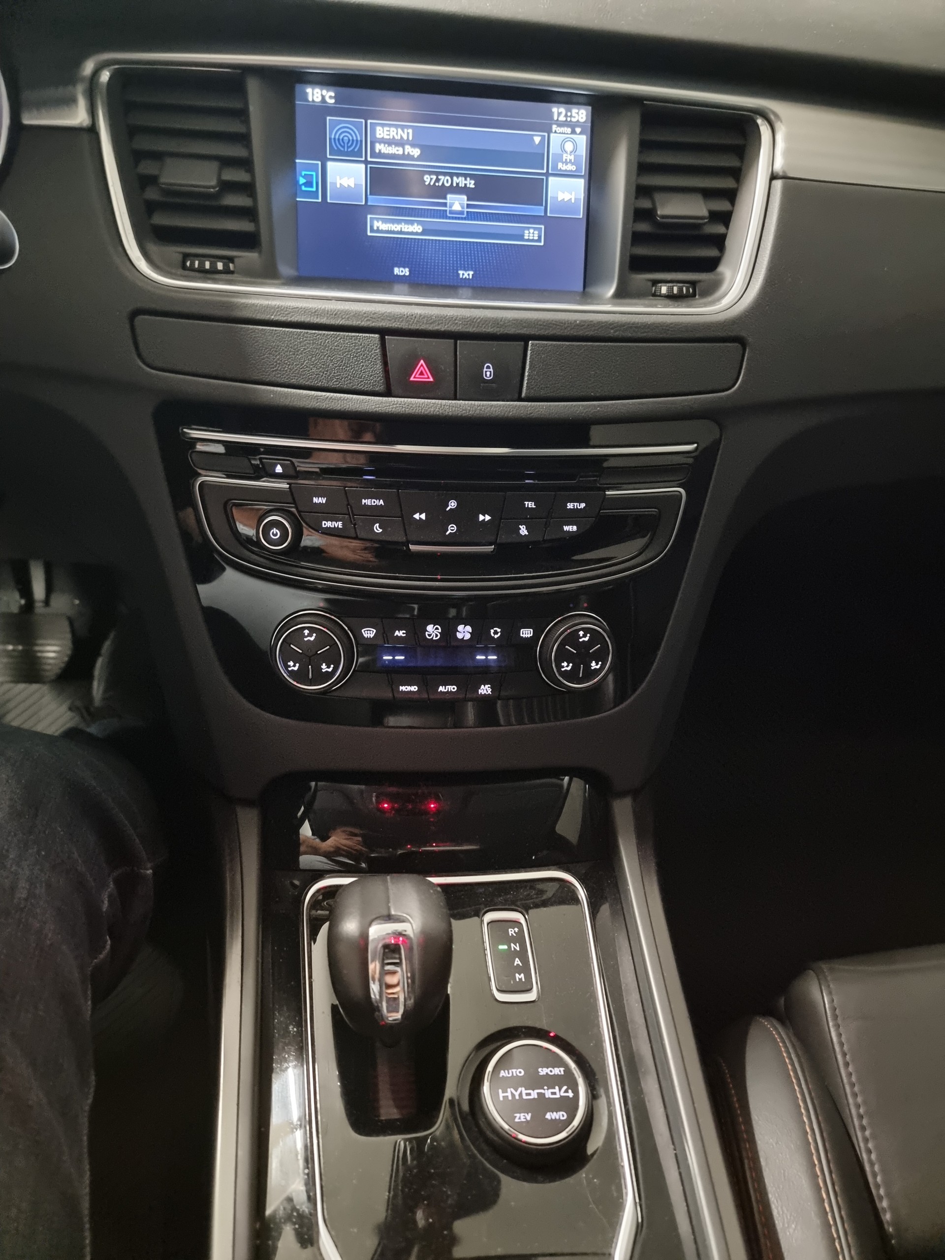 PEUGEOT 2.0 HDi HYbrid4-image-3
