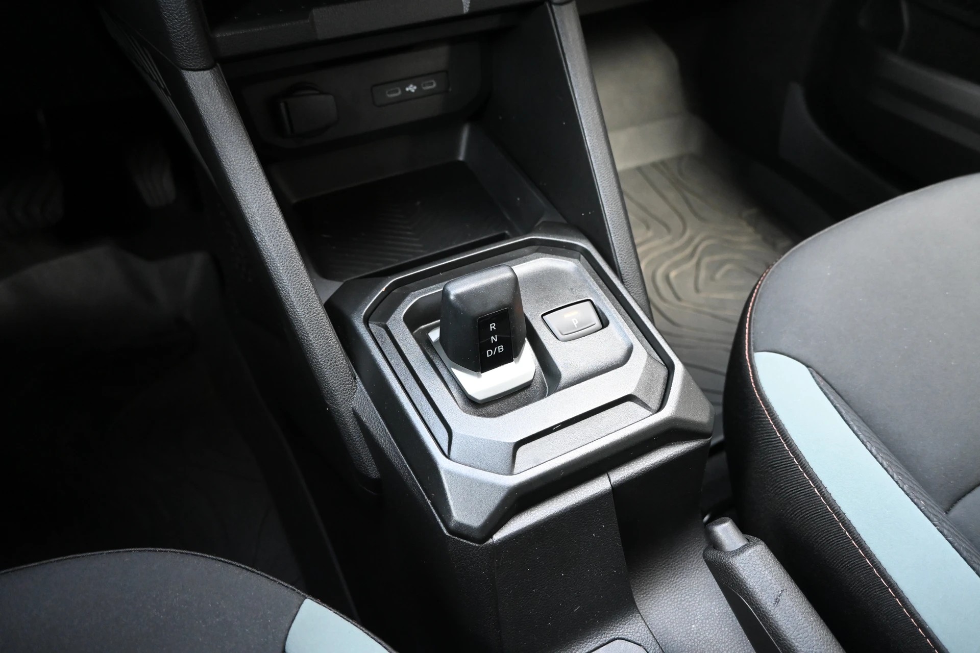 DACIA Duster 1.6 HEV 140PS Extreme+ Automat-image-17