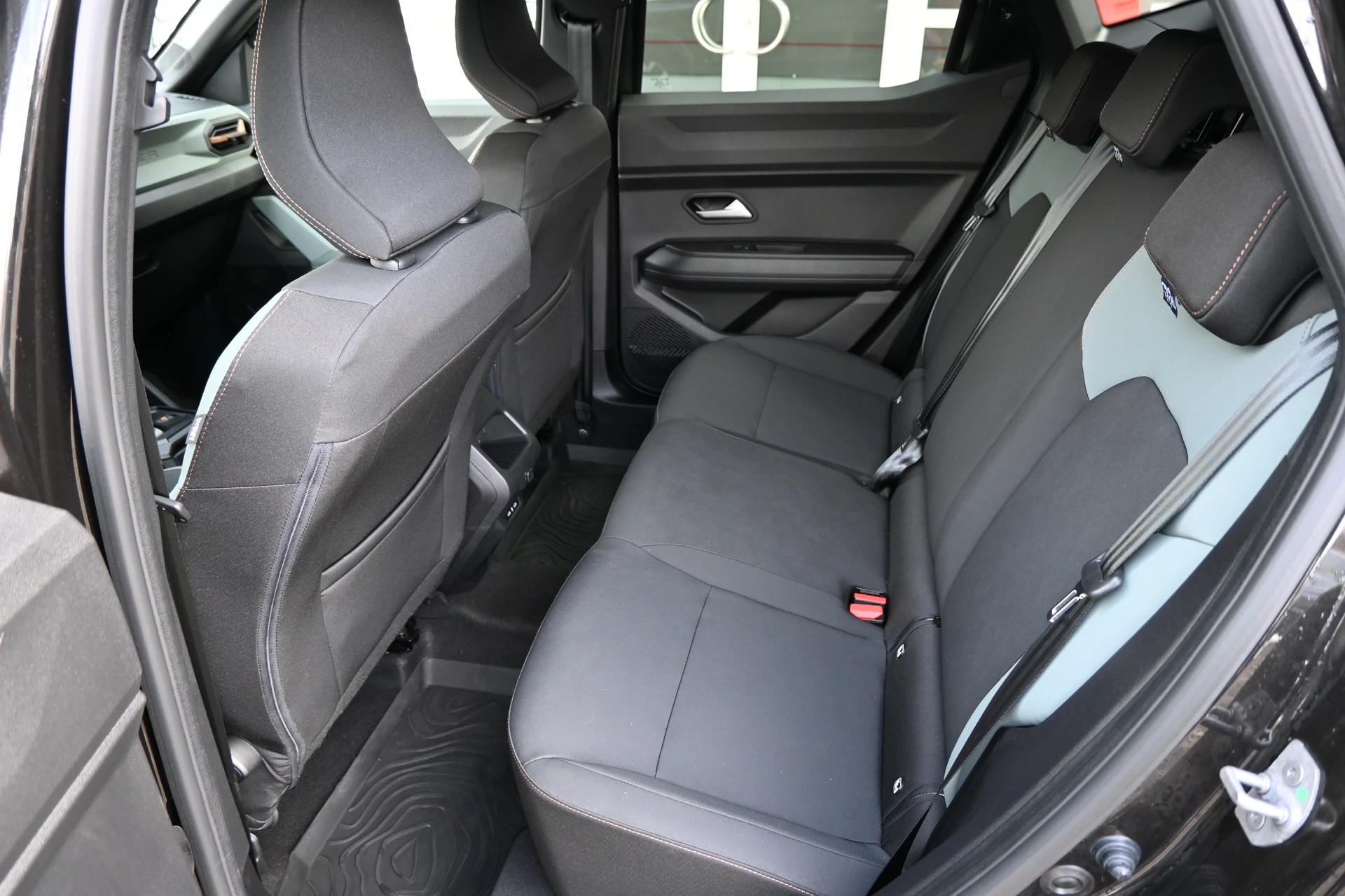 DACIA Duster 1.6 HEV 140PS Extreme+ Automat-image-13