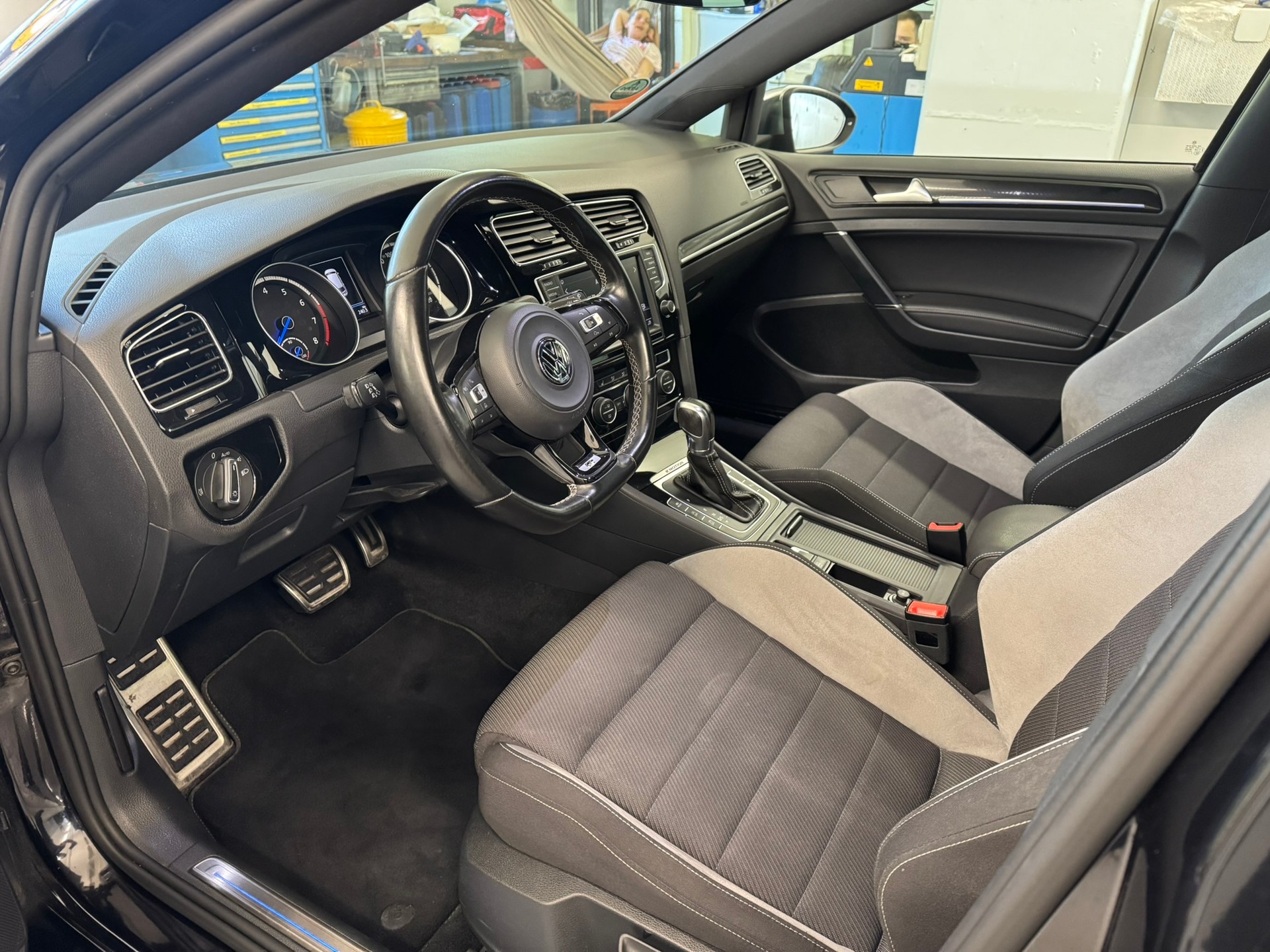 VW Golf 2.0 TSI R 4Motion DSG-image-7