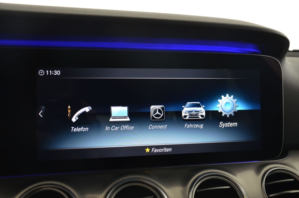 MERCEDES-BENZ E 220 d AMG Line 4Matic 9G-Tronic-image-17