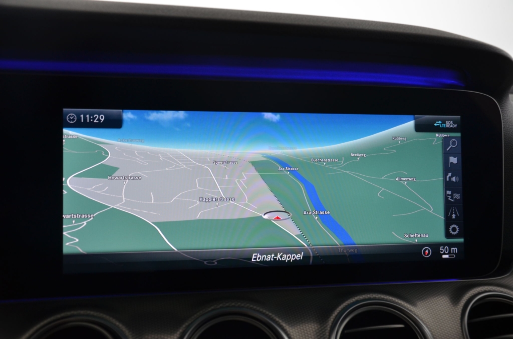 MERCEDES-BENZ E 220 d AMG Line 4Matic 9G-Tronic-image-14