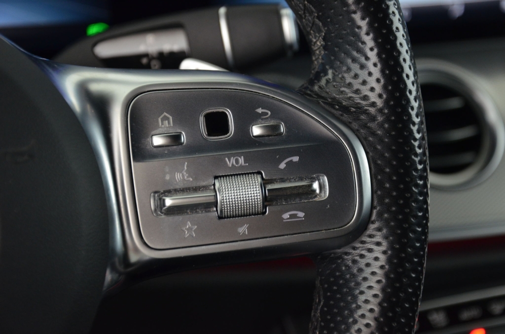 MERCEDES-BENZ E 220 d AMG Line 4Matic 9G-Tronic-image-25