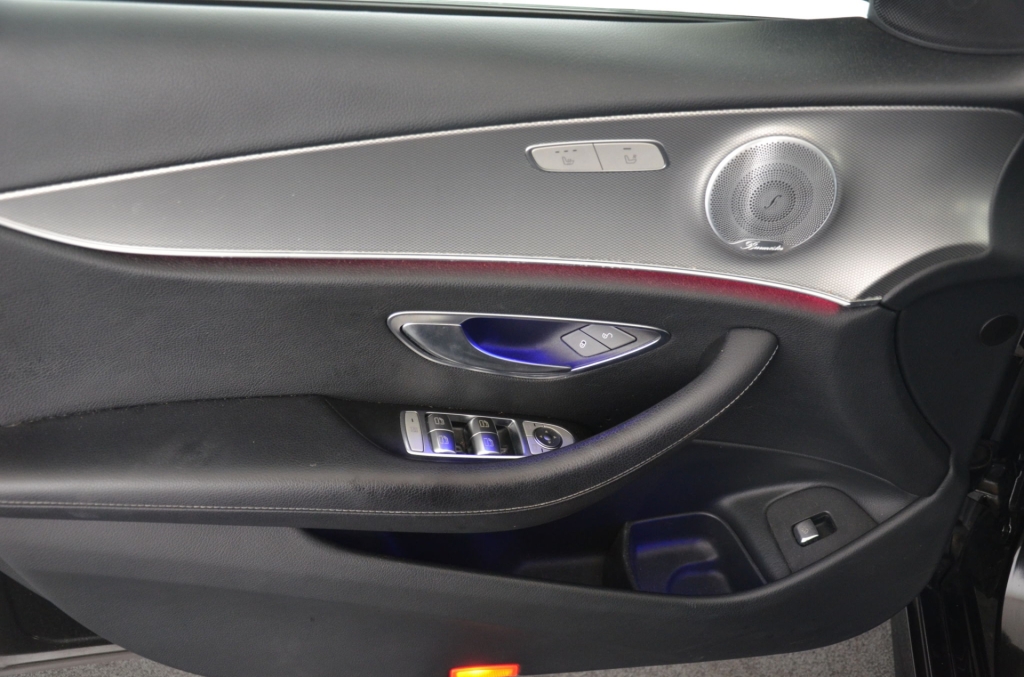 MERCEDES-BENZ E 220 d AMG Line 4Matic 9G-Tronic-image-23