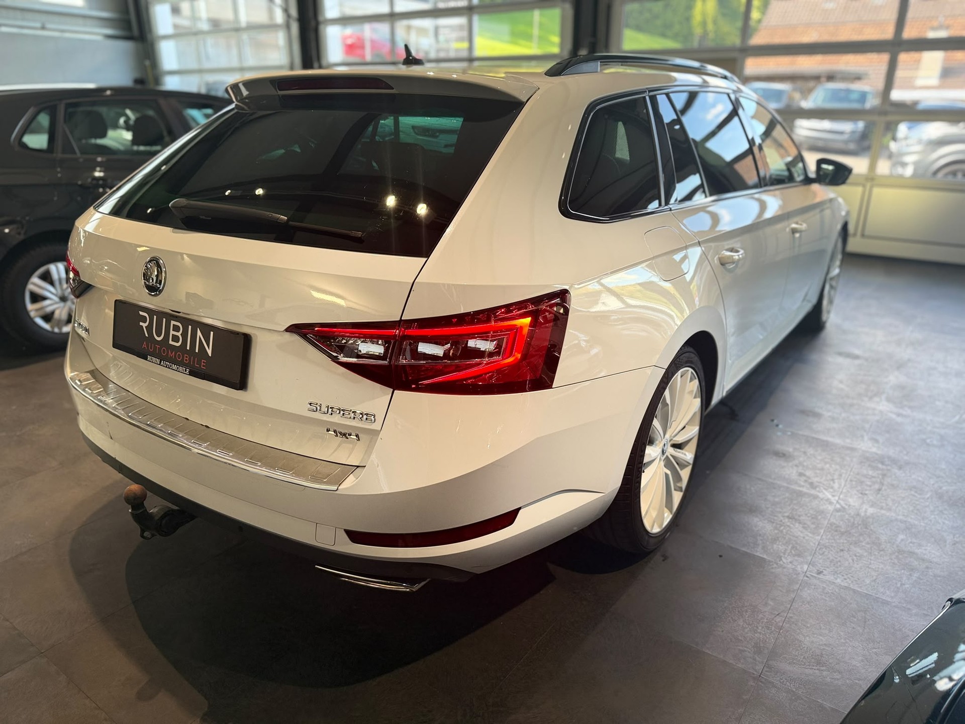 SKODA Superb Combi 2.0 TSI Ambition DSG 4x4-showroom-element-3