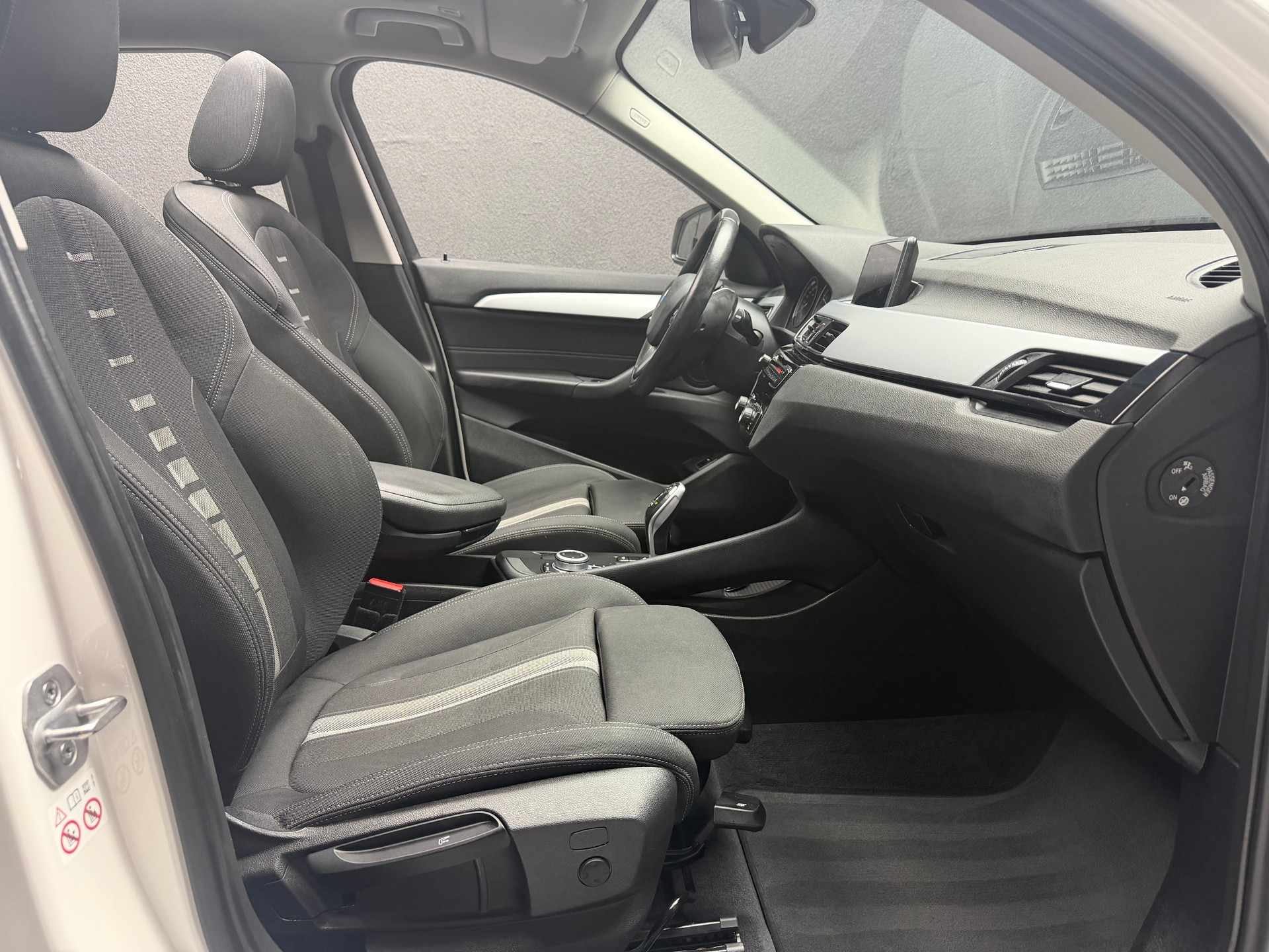BMW X1 xDrive 20d Travel Edition • Facelift • Panorama-image-9