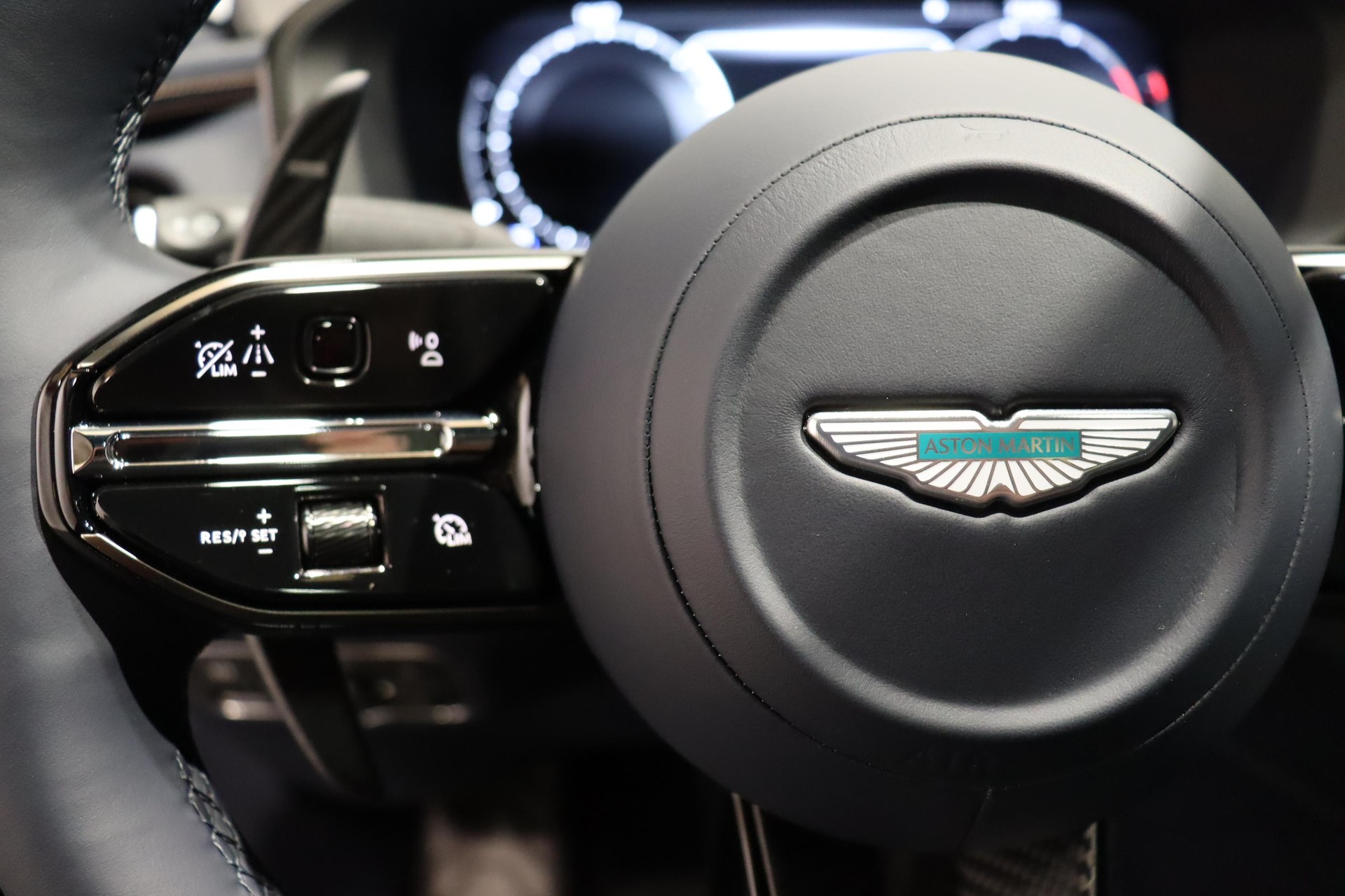 ASTON MARTIN DBX S 4.0 V8 Bi-Turbo-image-14