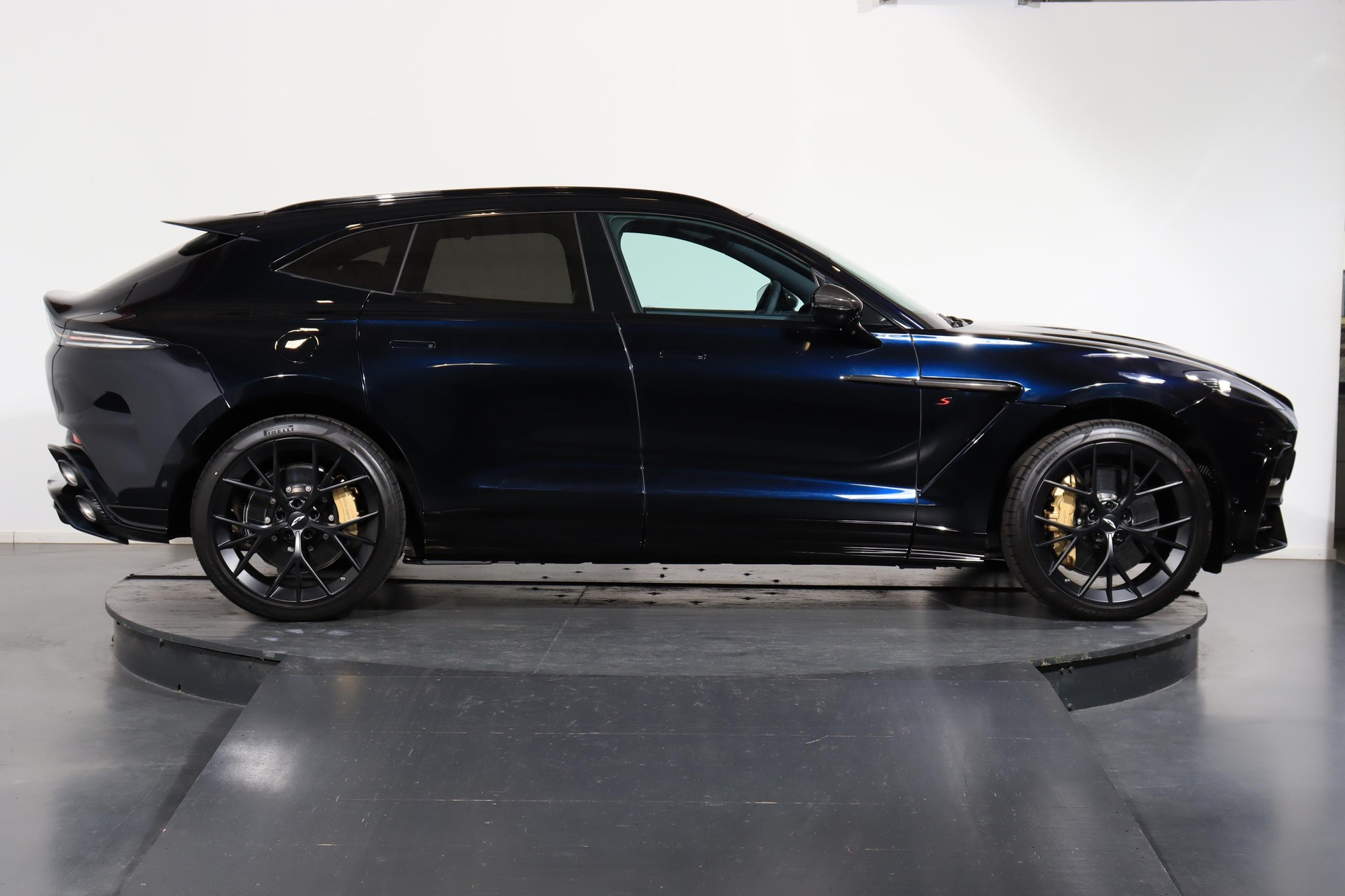 ASTON MARTIN DBX S 4.0 V8 Bi-Turbo-showroom-element-1