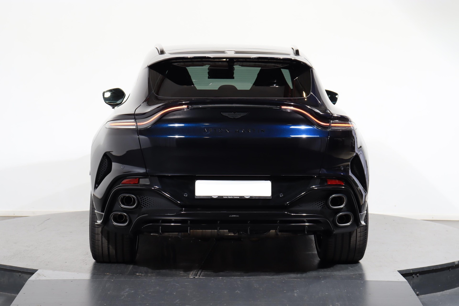 ASTON MARTIN DBX S 4.0 V8 Bi-Turbo-showroom-element-2