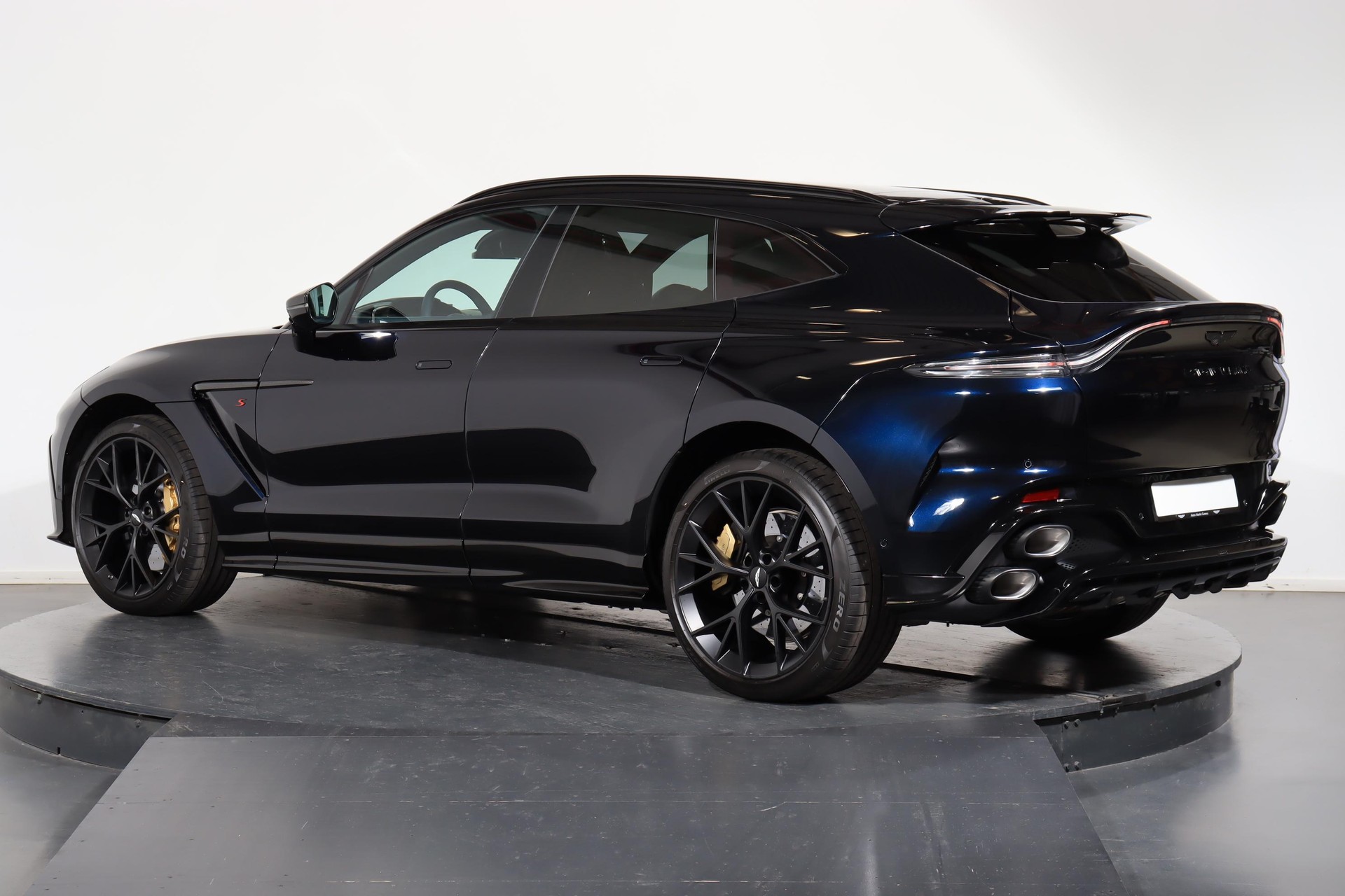 ASTON MARTIN DBX S 4.0 V8 Bi-Turbo-showroom-element-3