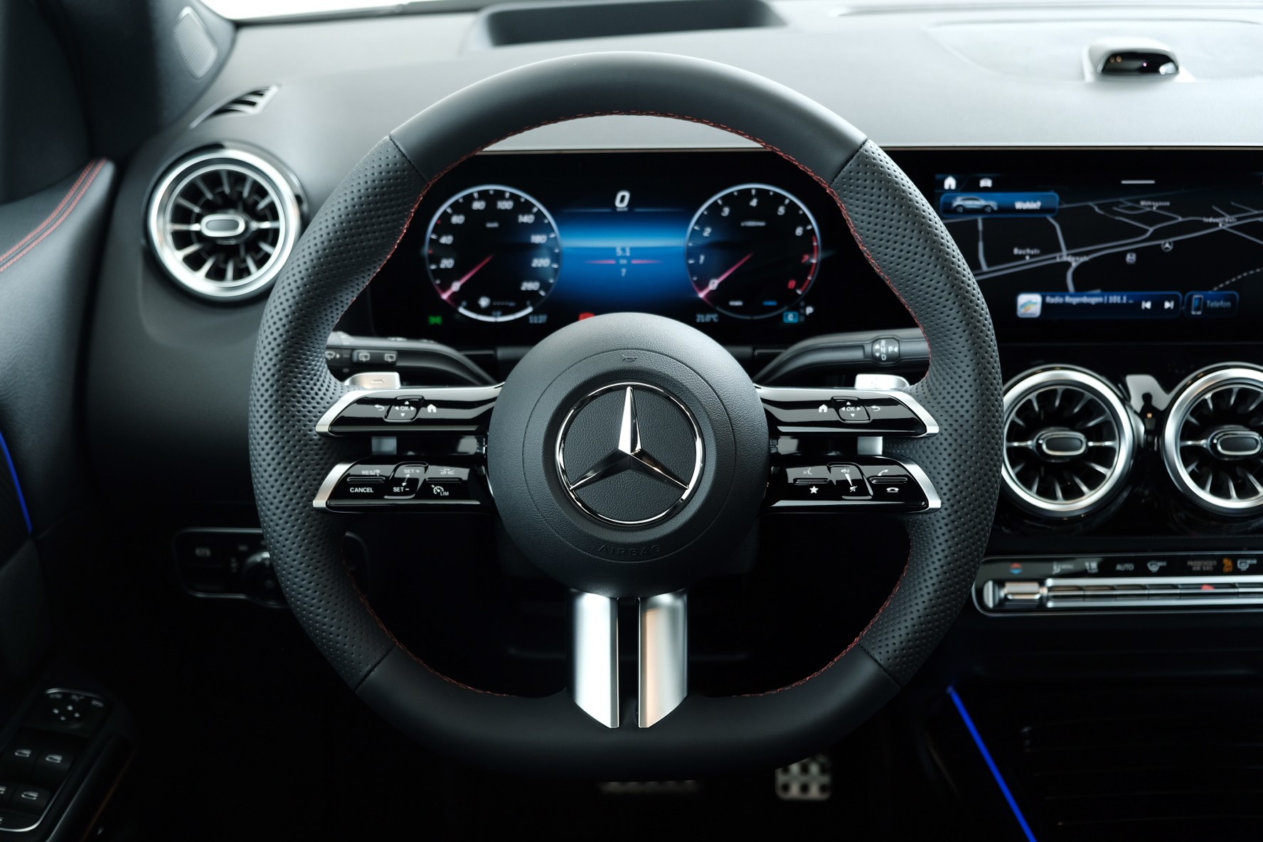 MERCEDES-BENZ GLA 250 AMG Line 4matic Swiss Star h247-image-8