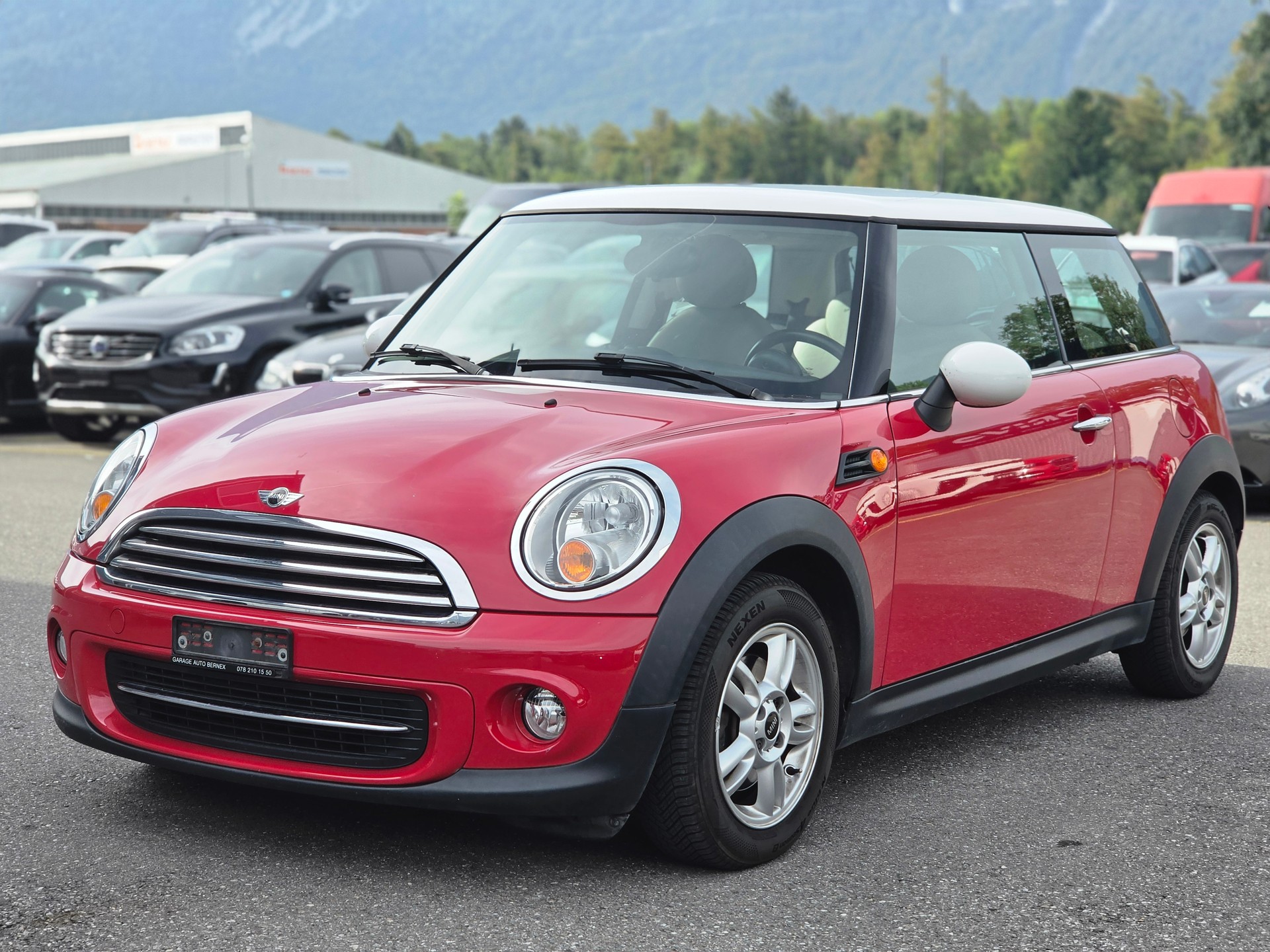 MINI Cooper-showroom-element-2