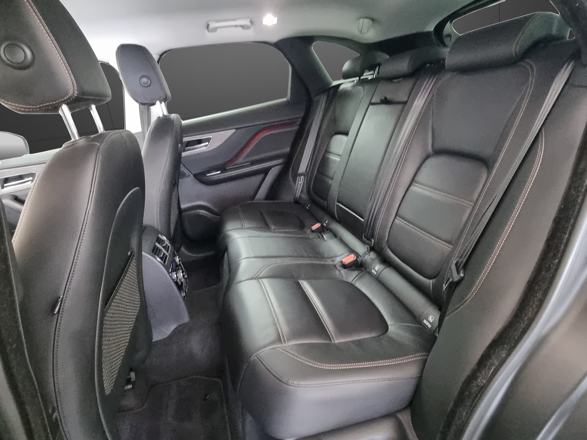 JAGUAR F-Pace 2.0 D 180 Pure AWD-image-6