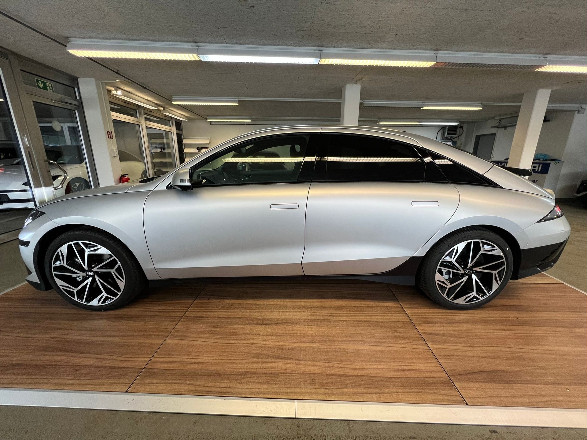 HYUNDAI Ioniq 6 77kWh Launch Edition 4WD-showroom-element-3
