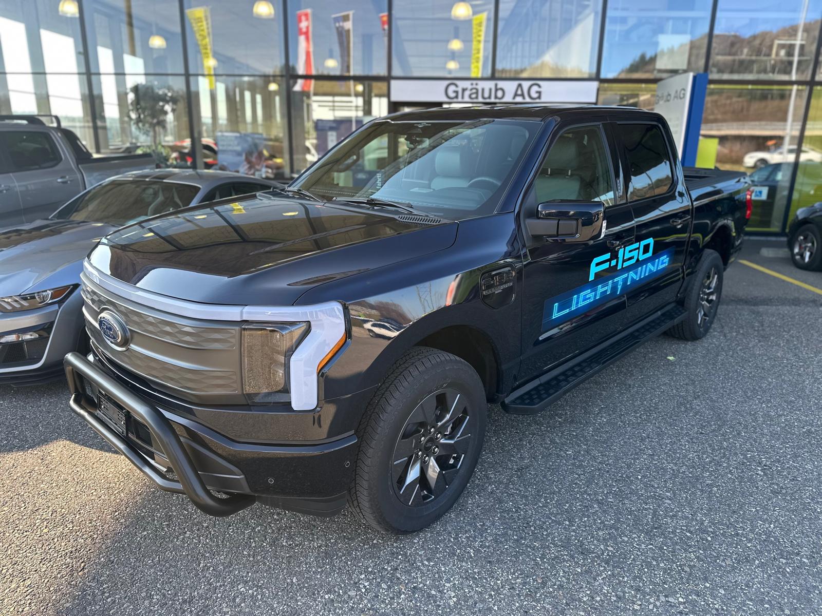 FORD F-150 Lightning 91 kWh Lariat Launch Edition-showroom-element-1