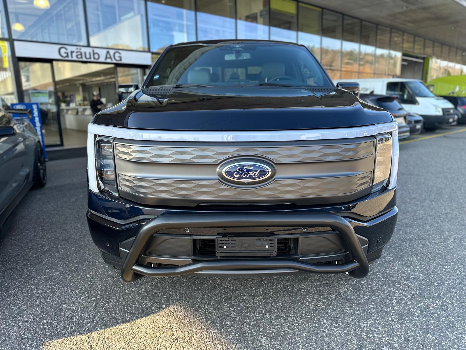 FORD F-150 Lightning 91 kWh Lariat Launch Edition-showroom-element-3