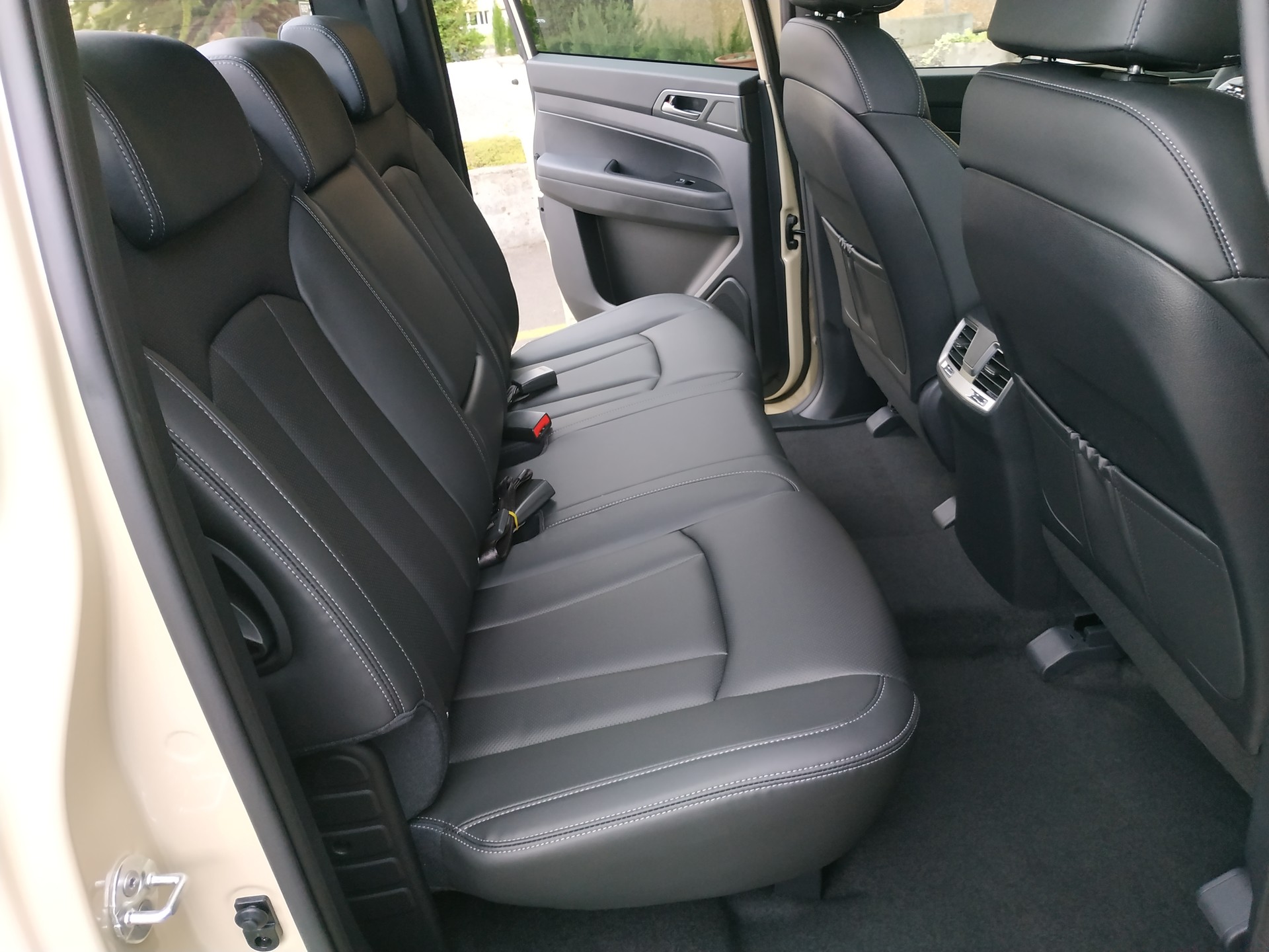 KGM-SsangYong Musso 2.2 Blackline 4WD Automat-image-19