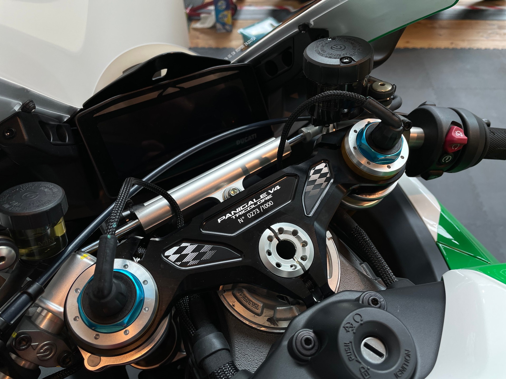 DUCATI Panigale V4 Tricolore Nr. 273/1000 Limited Edition-image-7