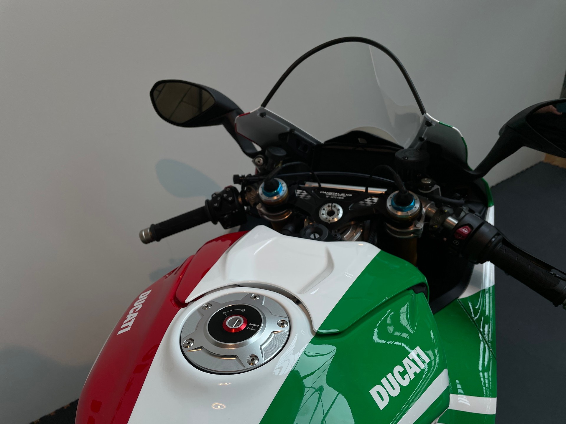 DUCATI Panigale V4 Tricolore Nr. 273/1000 Limited Edition-image-8