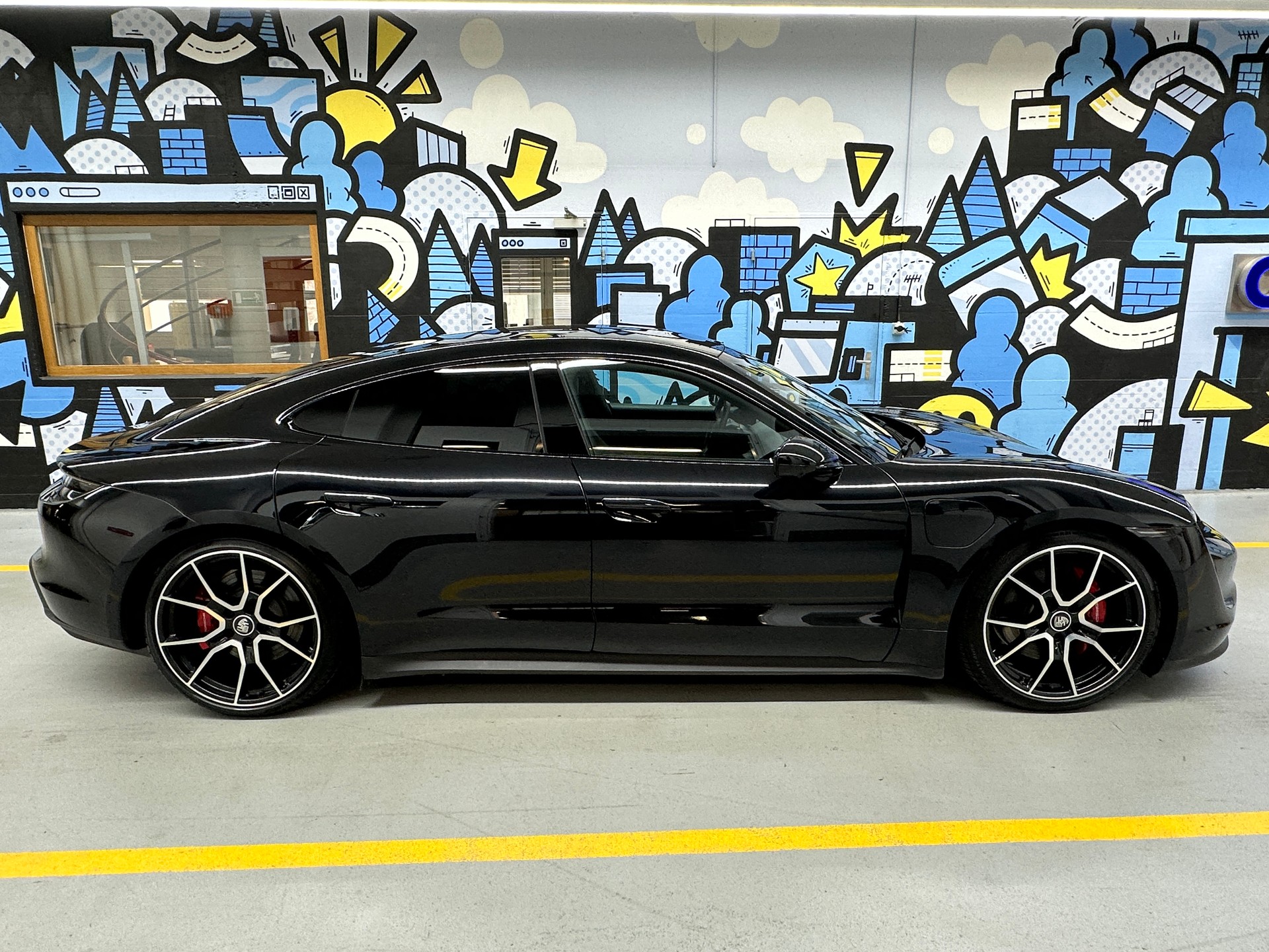 PORSCHE Taycan 4S-showroom-element-2