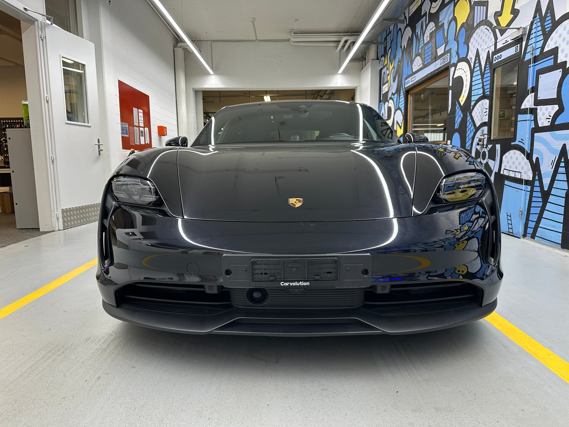 PORSCHE Taycan 4S-showroom-element-1