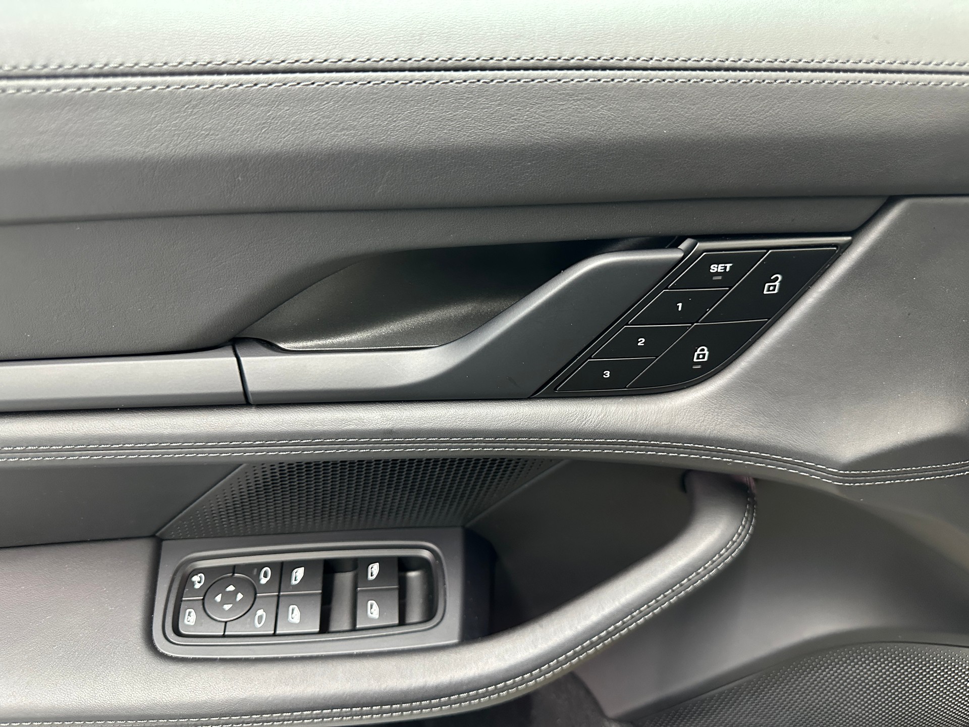 PORSCHE Taycan 4S-image-14