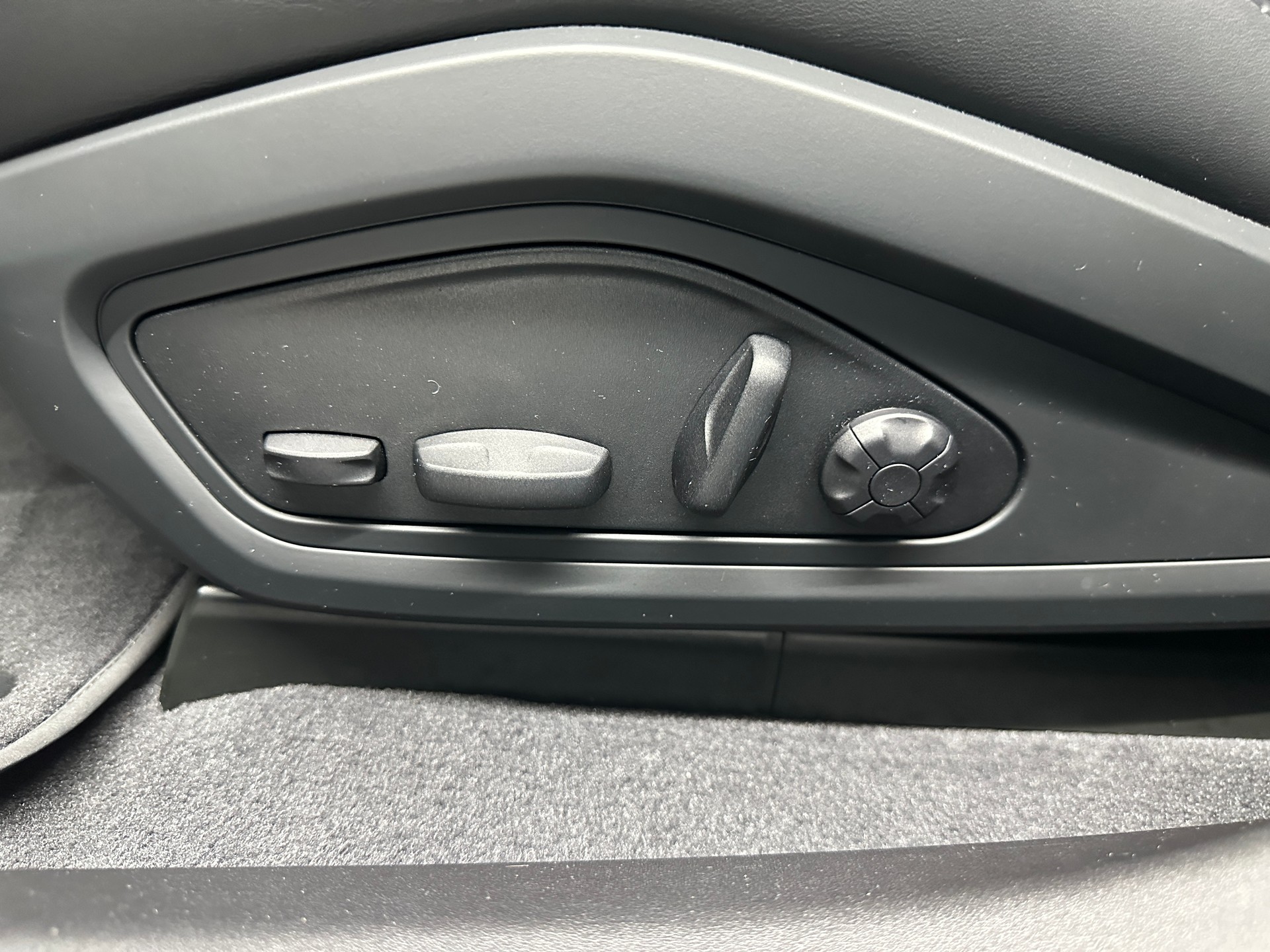 PORSCHE Taycan 4S-image-13