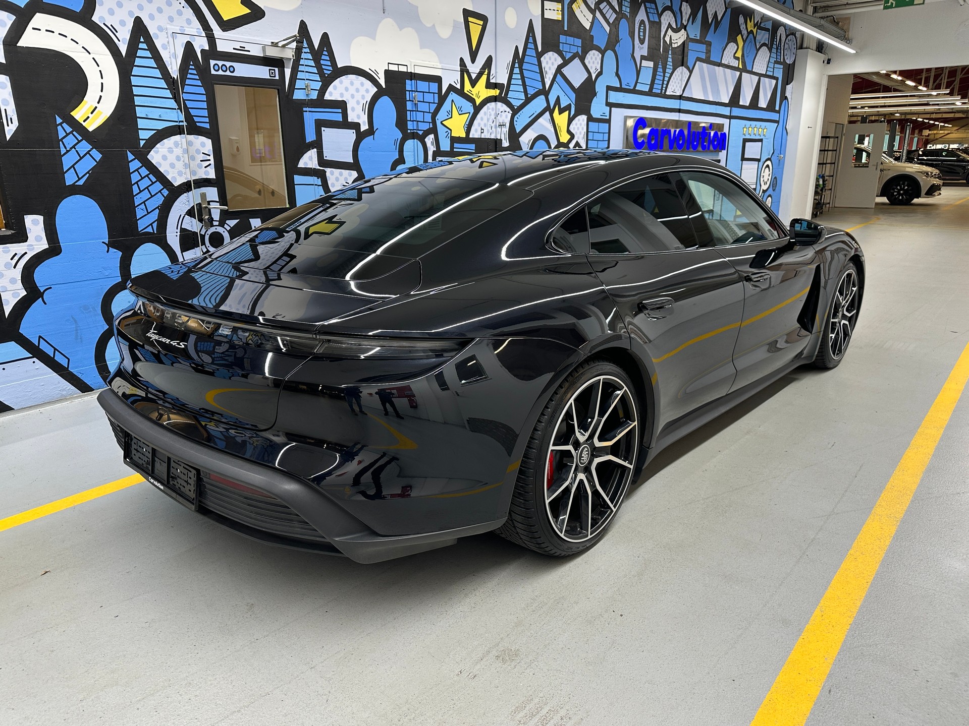 PORSCHE Taycan 4S-showroom-element-3