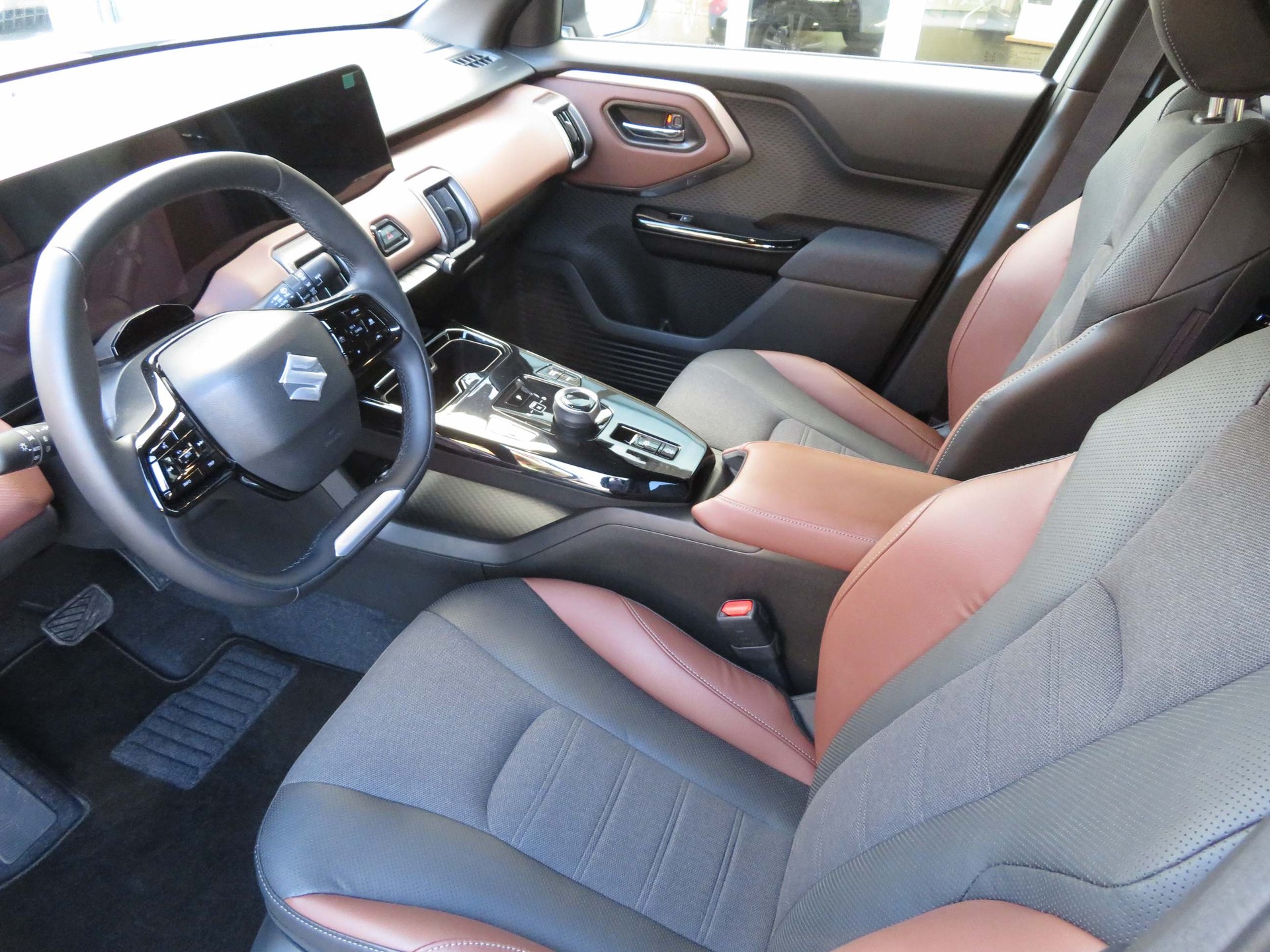 SUZUKI e Vitara Compact Top 4x4-image-8