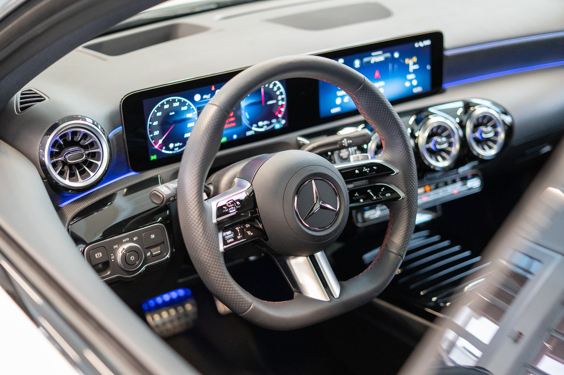 MERCEDES-BENZ A 250 e AMG Line / CH Fahrzeug / Panorama / Head-Up Display-image-7